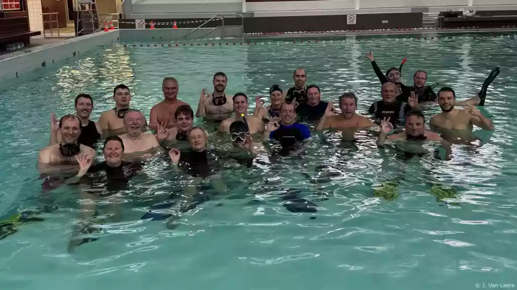 Groepsfoto tijdens een zwembadtraining in Sinbad - J. Van Laere