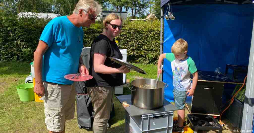 Gezamelijk koken en eten tijdens het Zomerkamp